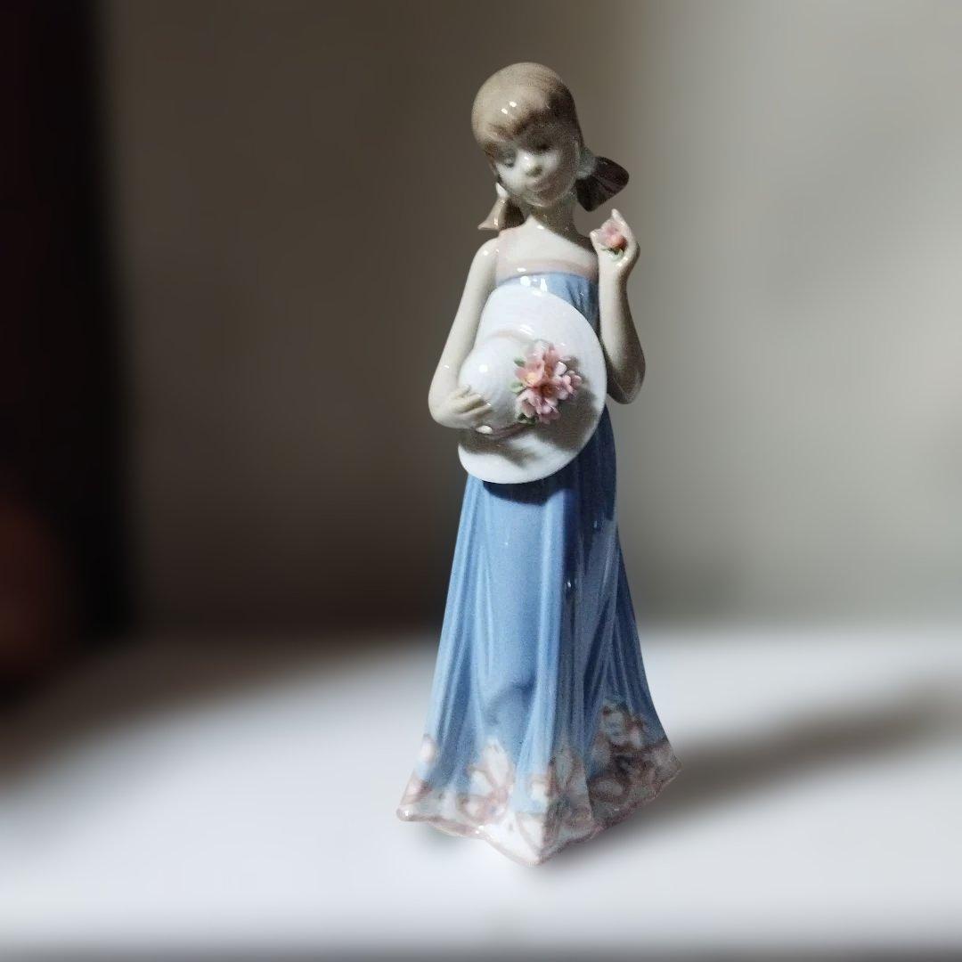 少女の陶器フィギュア 青いドレス