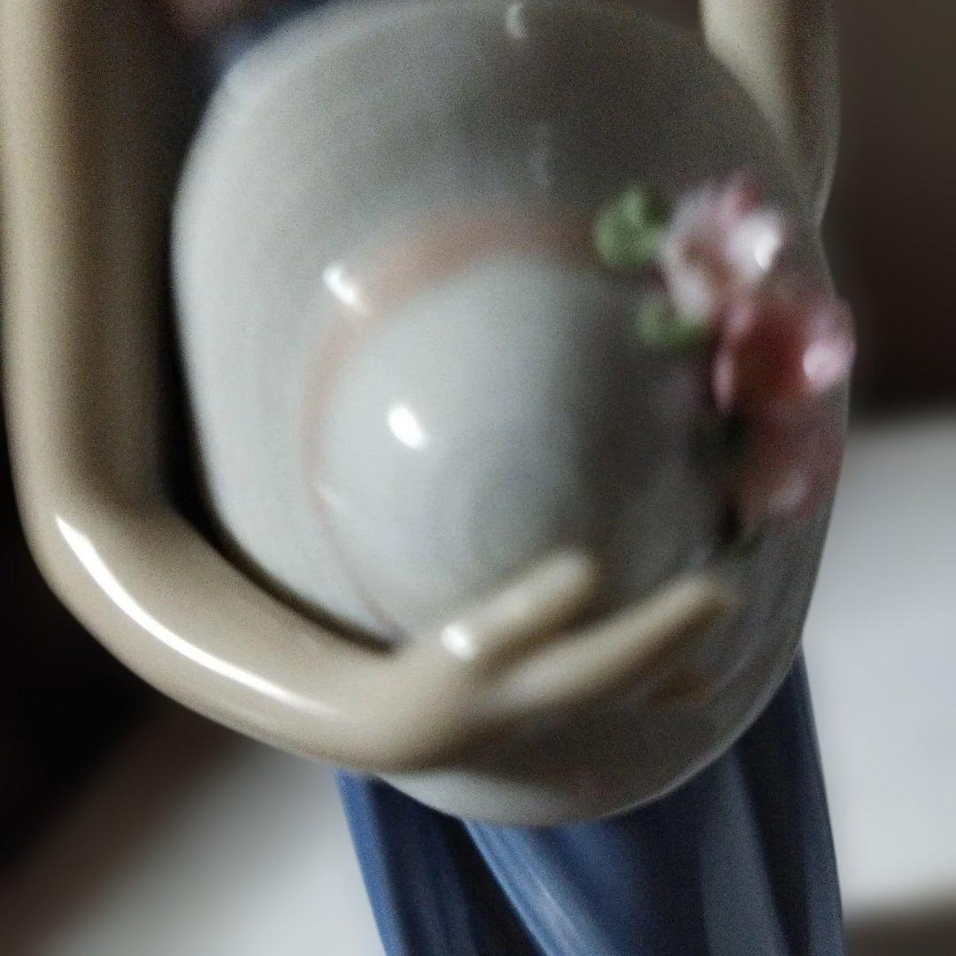 少女の陶器フィギュア 青いドレス