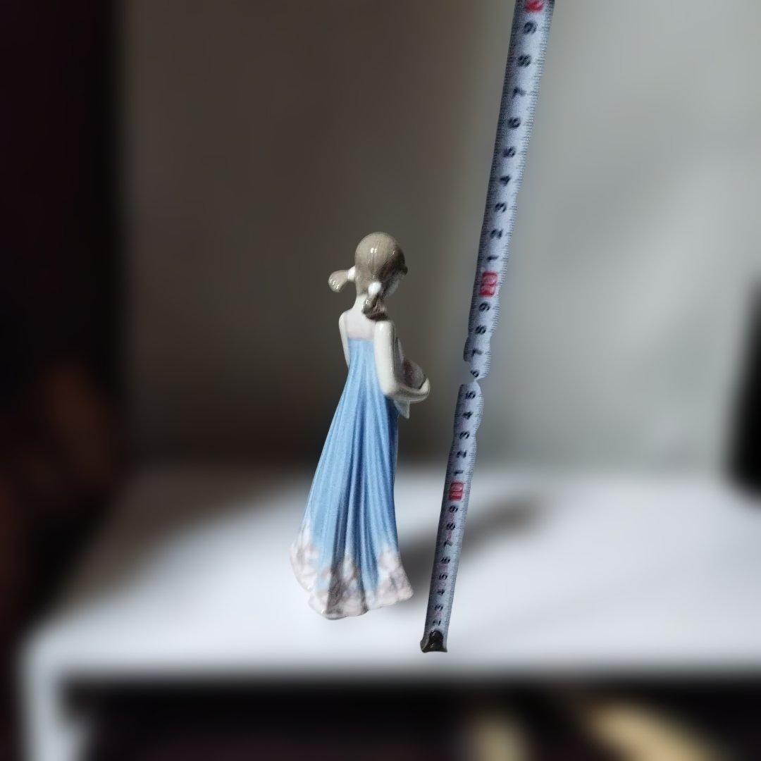 少女の陶器フィギュア 青いドレス