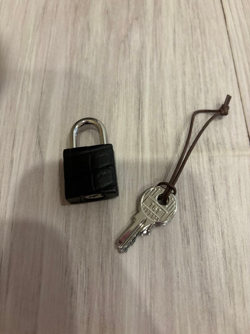 ゴ*イ様 極美品 エルメス カデナ パドロック 鍵 シルバー 161 クロコ ブ