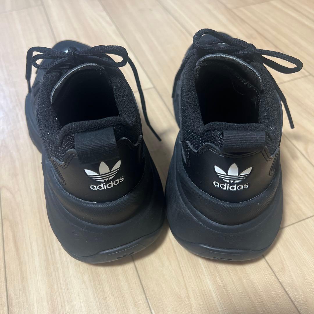 adidas ブラック スニーカー　オズガイア