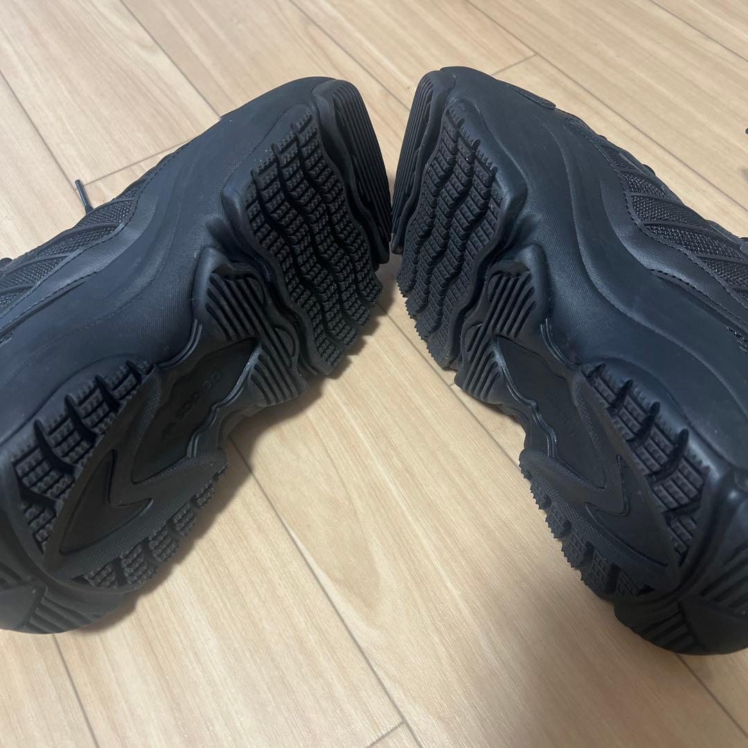 adidas ブラック スニーカー　オズガイア