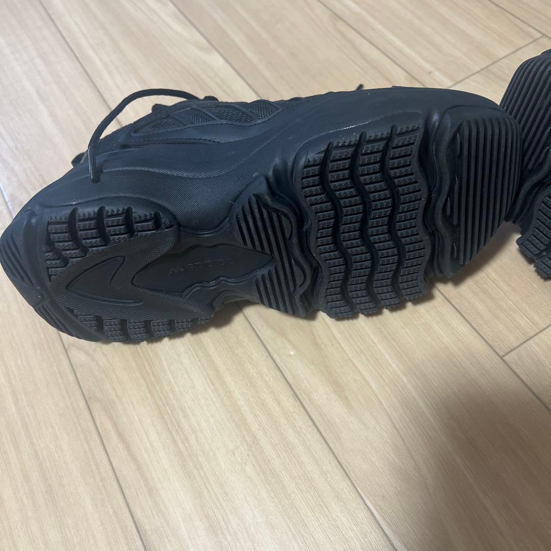adidas ブラック スニーカー　オズガイア