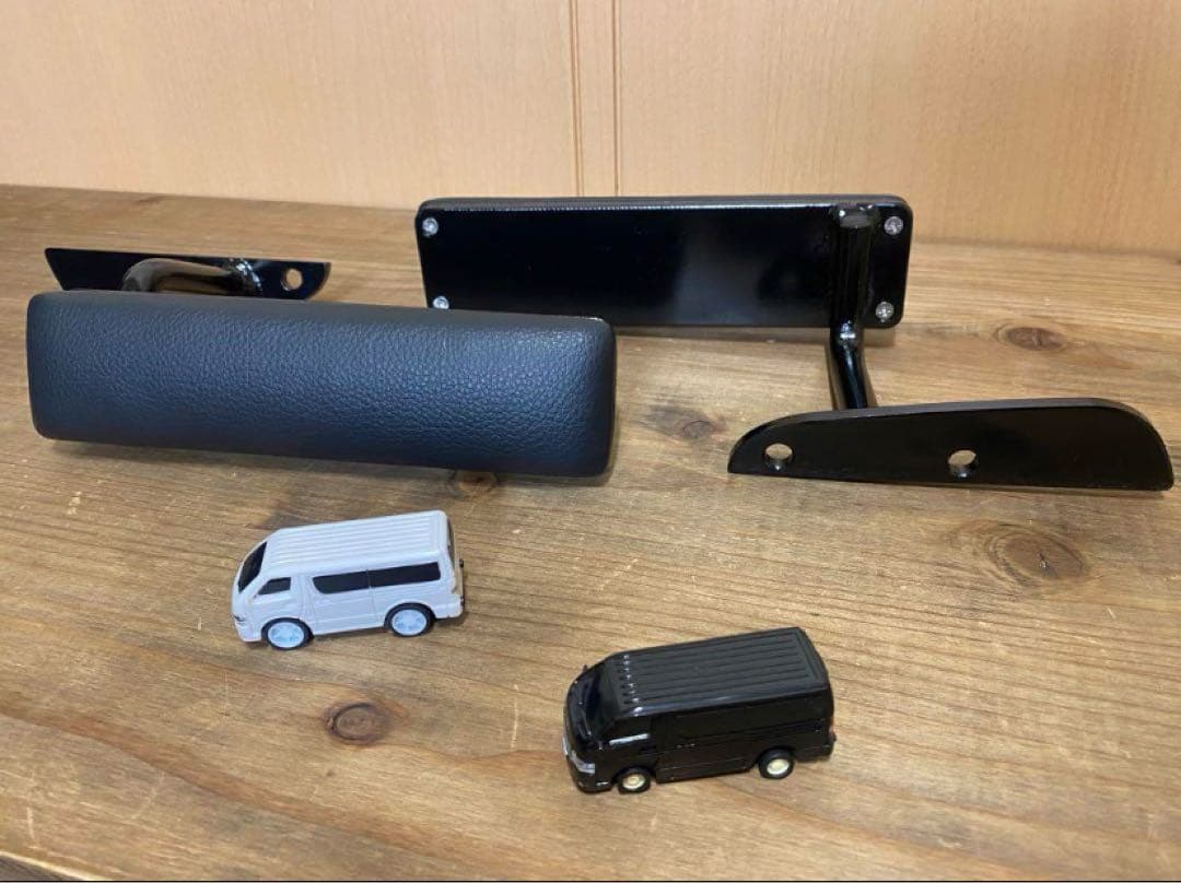 ハイエース200系　全グレード共通アームレスト　運転席側&助手席側　腕おき台