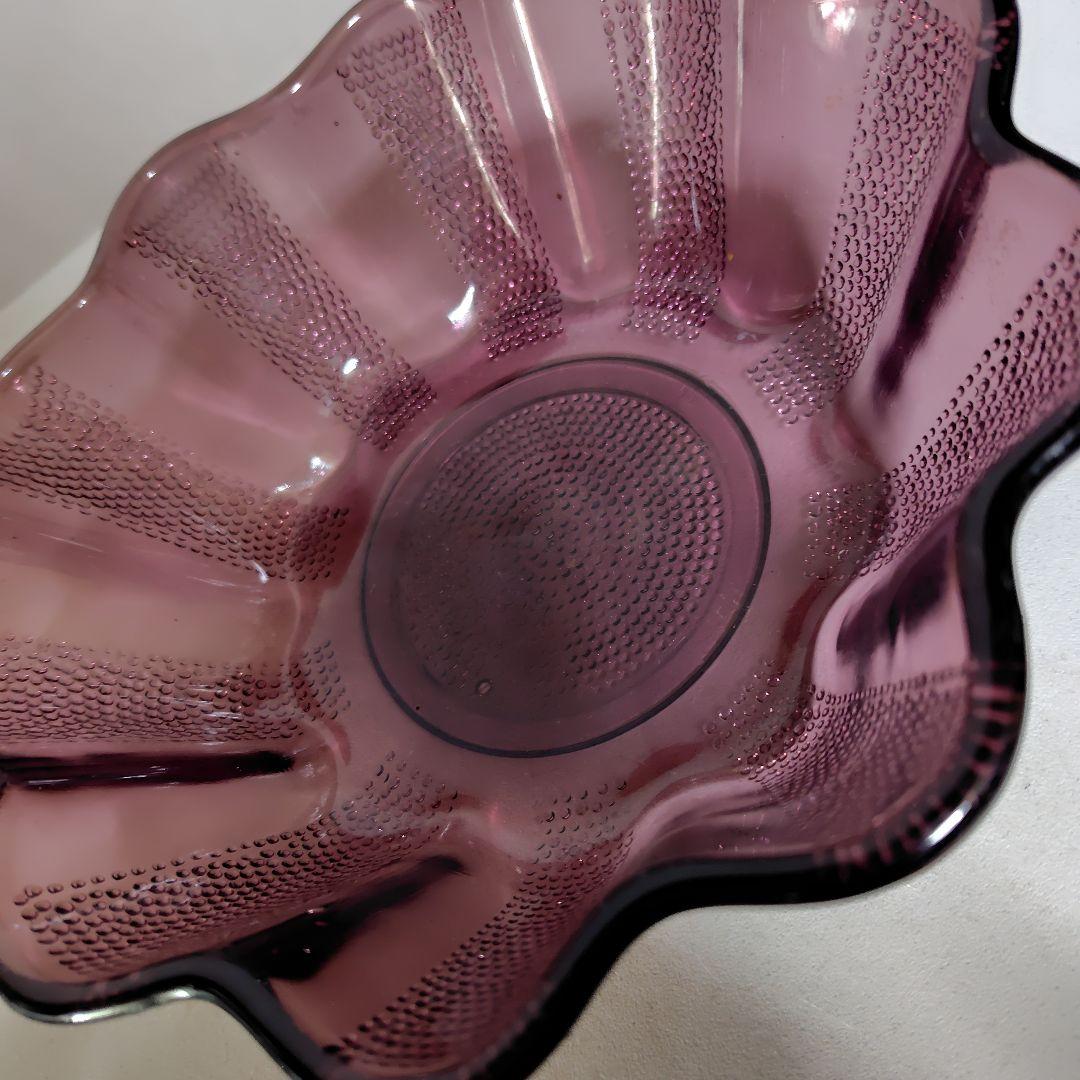 本物ガラス製、果物等入れ紫色が美しいガラス器です。時代大正時代。