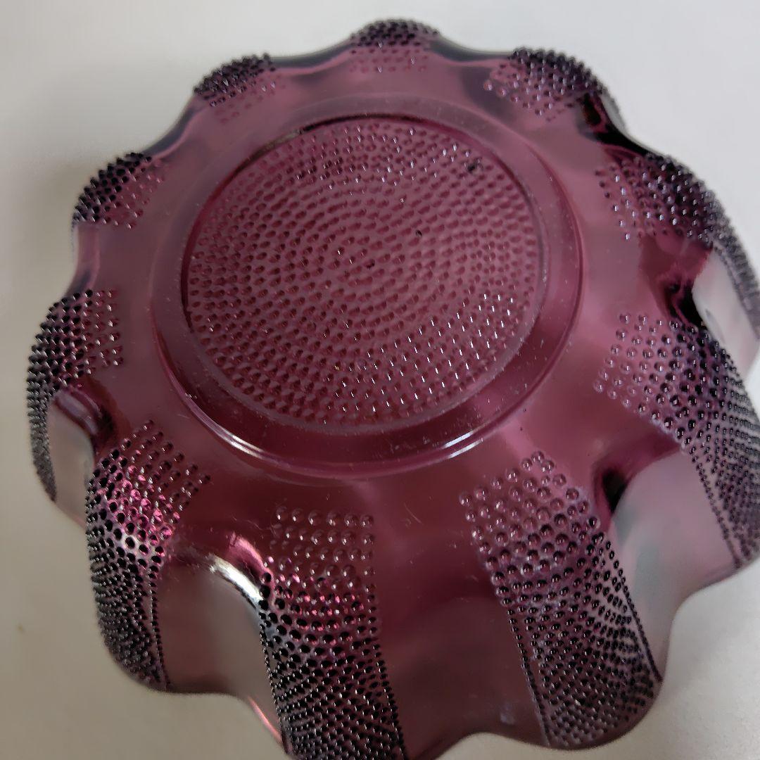 本物ガラス製、果物等入れ紫色が美しいガラス器です。時代大正時代。