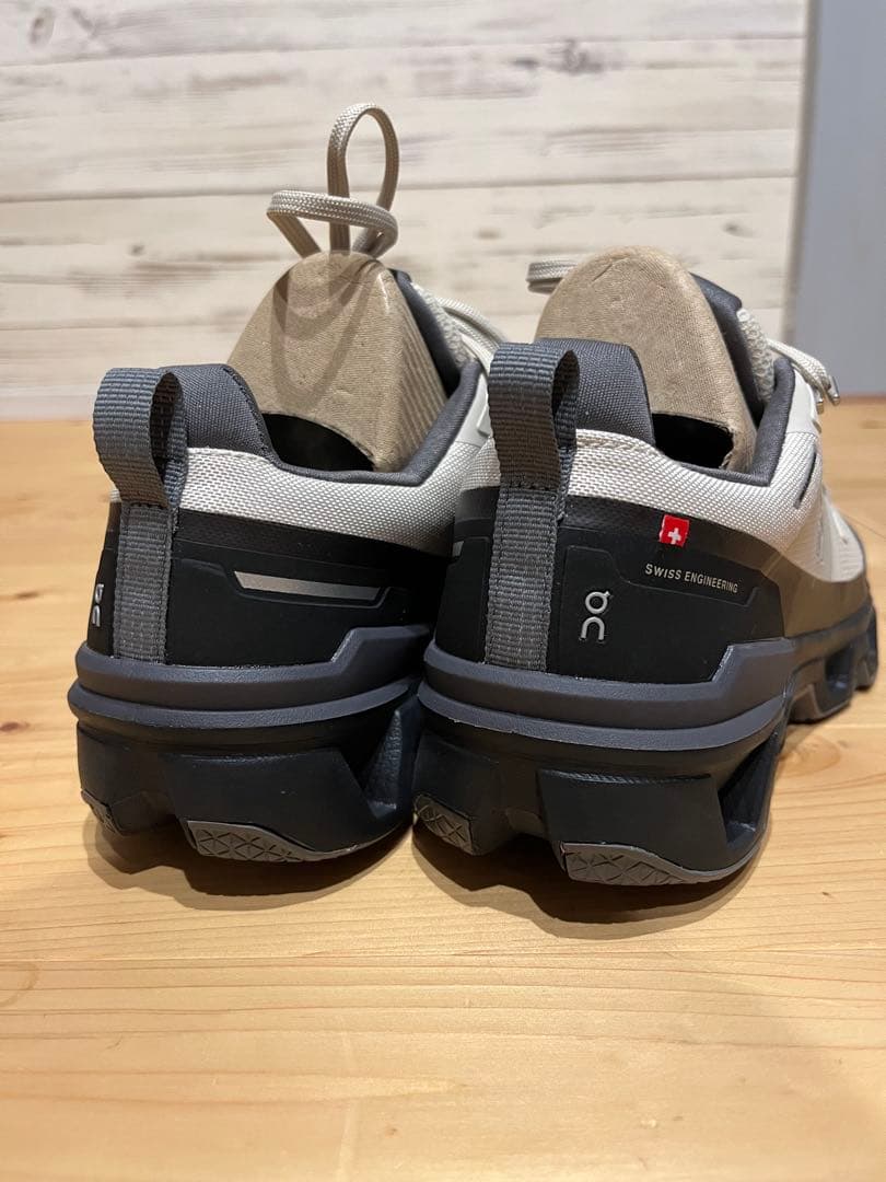【美品】on オン スニーカー　防水　ウォータープルーフ　24センチ