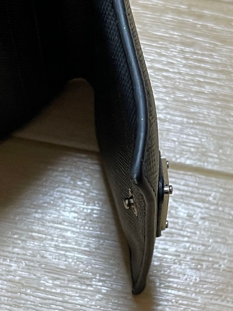 【最終値下げ】PRADA ブラック 二つ折り財布 サフィアーノレザー