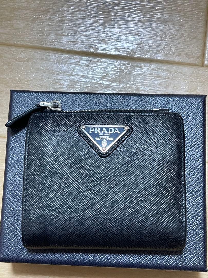 【最終値下げ】PRADA ブラック 二つ折り財布 サフィアーノレザー