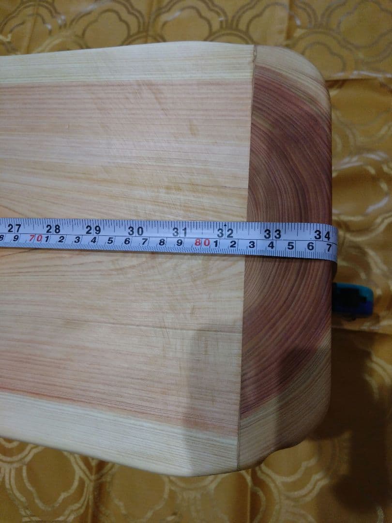 檜のベンチ（70）樹齢約70年、檜の原木の模様、年輪が綺麗ですよ❕脚も同じ檜❕