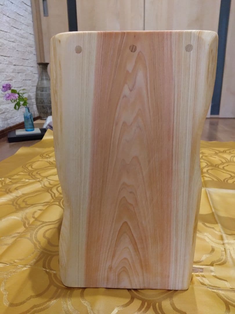 檜のベンチ（70）樹齢約70年、檜の原木の模様、年輪が綺麗ですよ❕脚も同じ檜❕