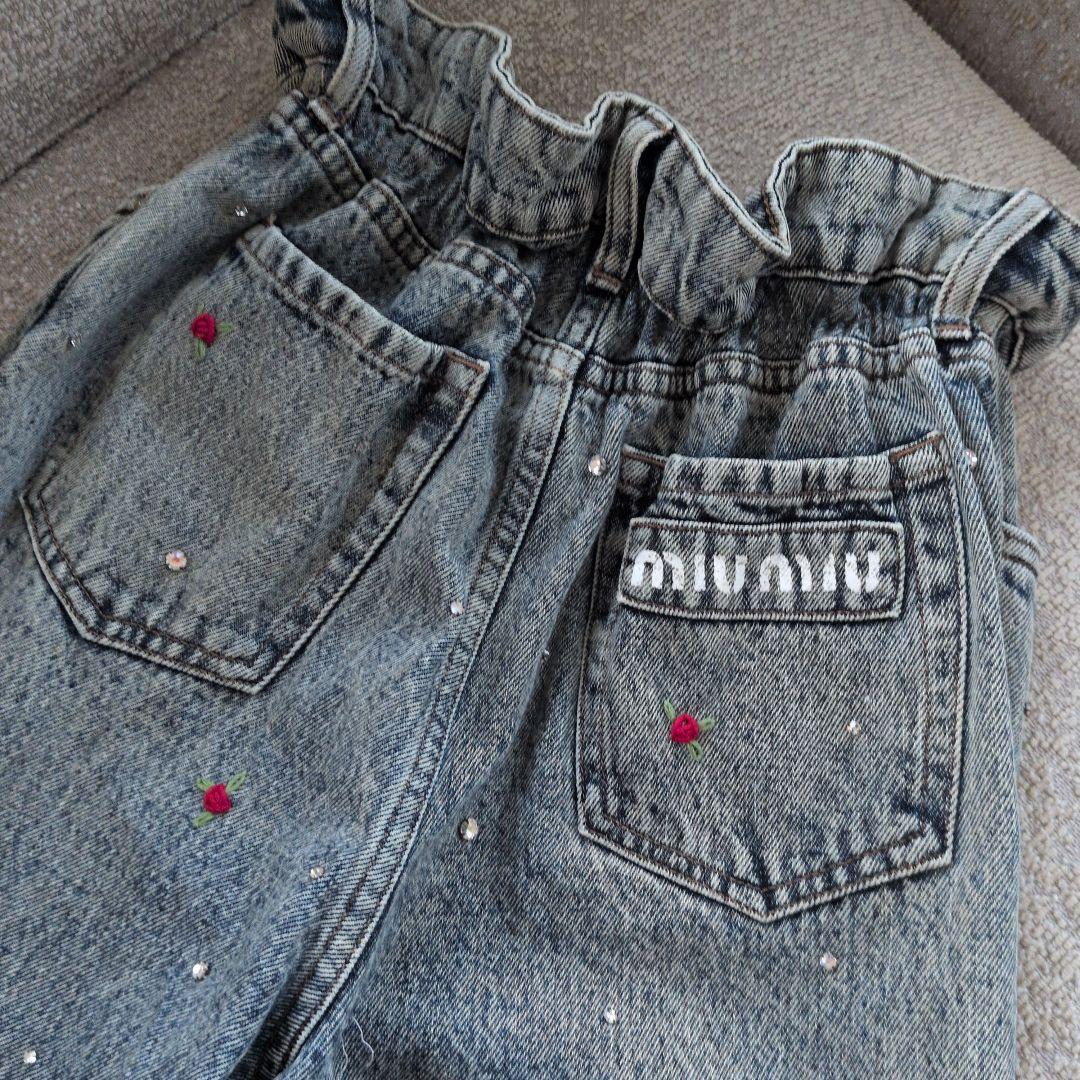 レア♡ミュウミュウ　正規品　刺繍ビジューつきデニムパンツ　ジーンズ　ライトブルー