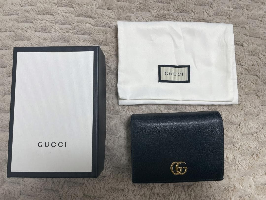 GUCCIのブラック二つ折り財布 GGロゴ付き