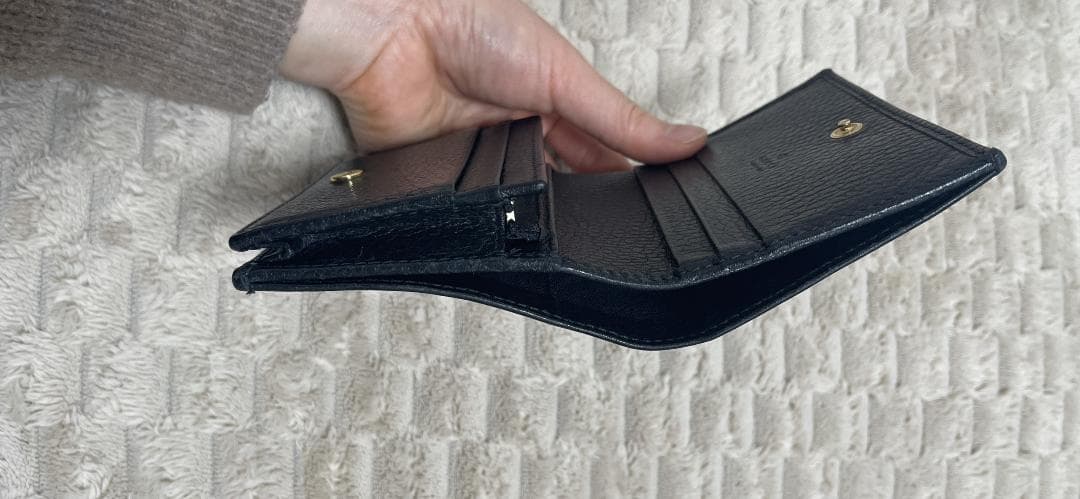 GUCCIのブラック二つ折り財布 GGロゴ付き