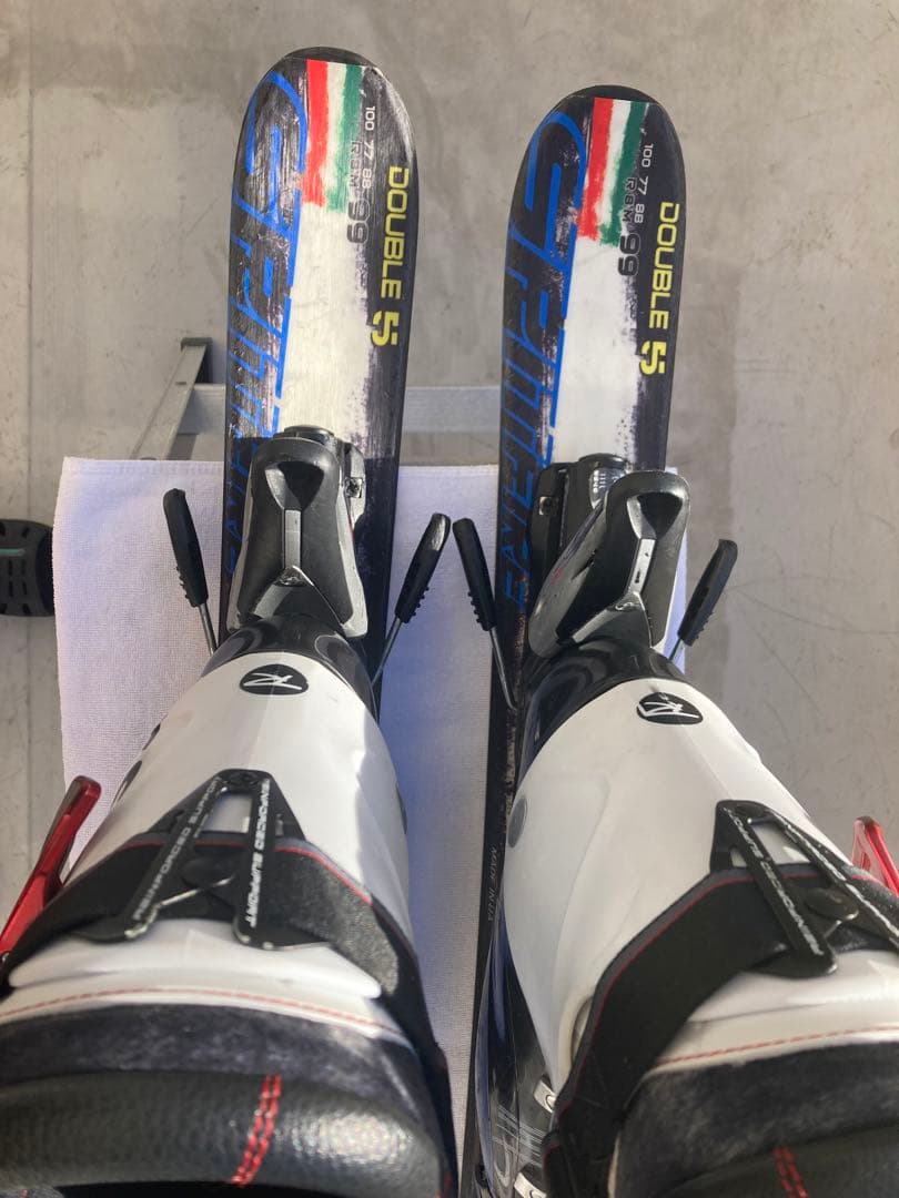 ショートスキー板と解放ビィンディングとブーツセット(ブーツ25.5cm黒赤)