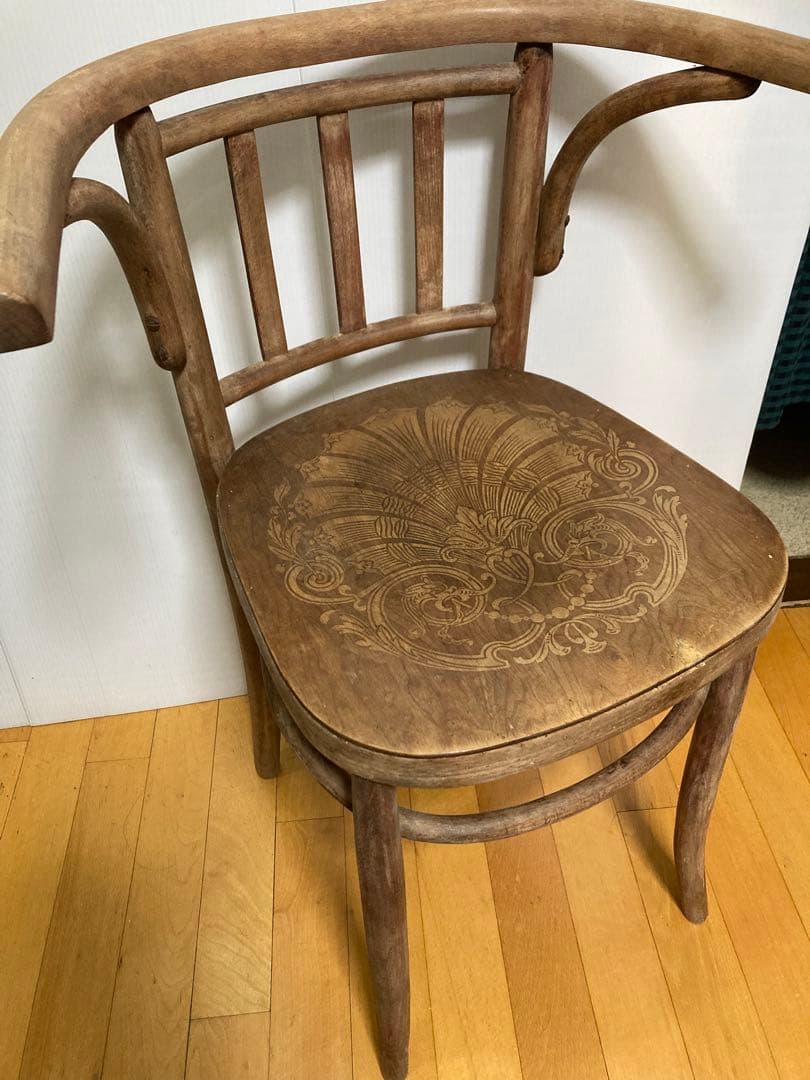 アンティーク木製椅子（座面に美しいエンボス装飾模様）