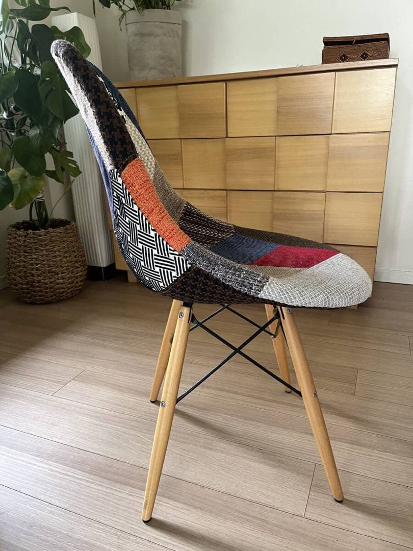 パッチワークデザインの椅子