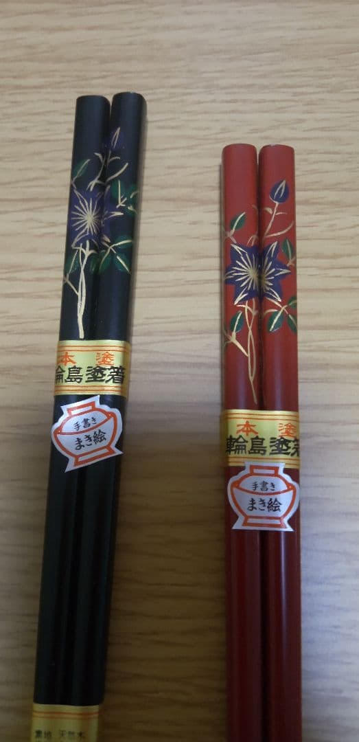 輪島塗の夫婦箸　(漆塗り、手書き蒔絵)