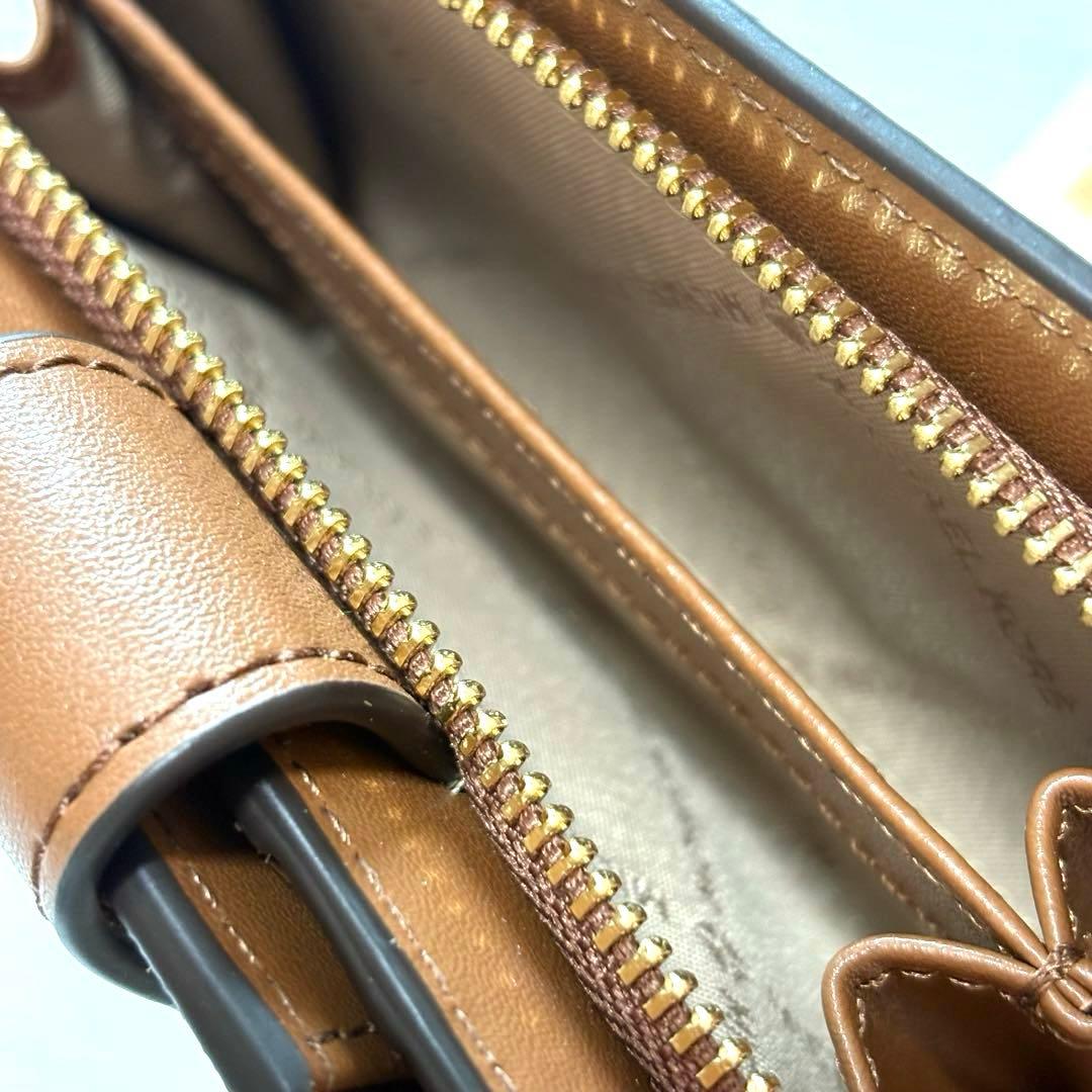 ⭐︎ 【新品、未使用品】かわいい♡マイケルコース 2つ折り財布ホワイト　ブラウン