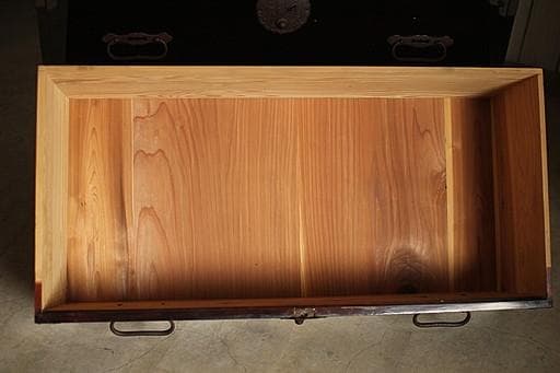 綺麗な丸金具庄内箪笥　2段