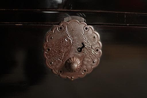 綺麗な丸金具庄内箪笥　2段