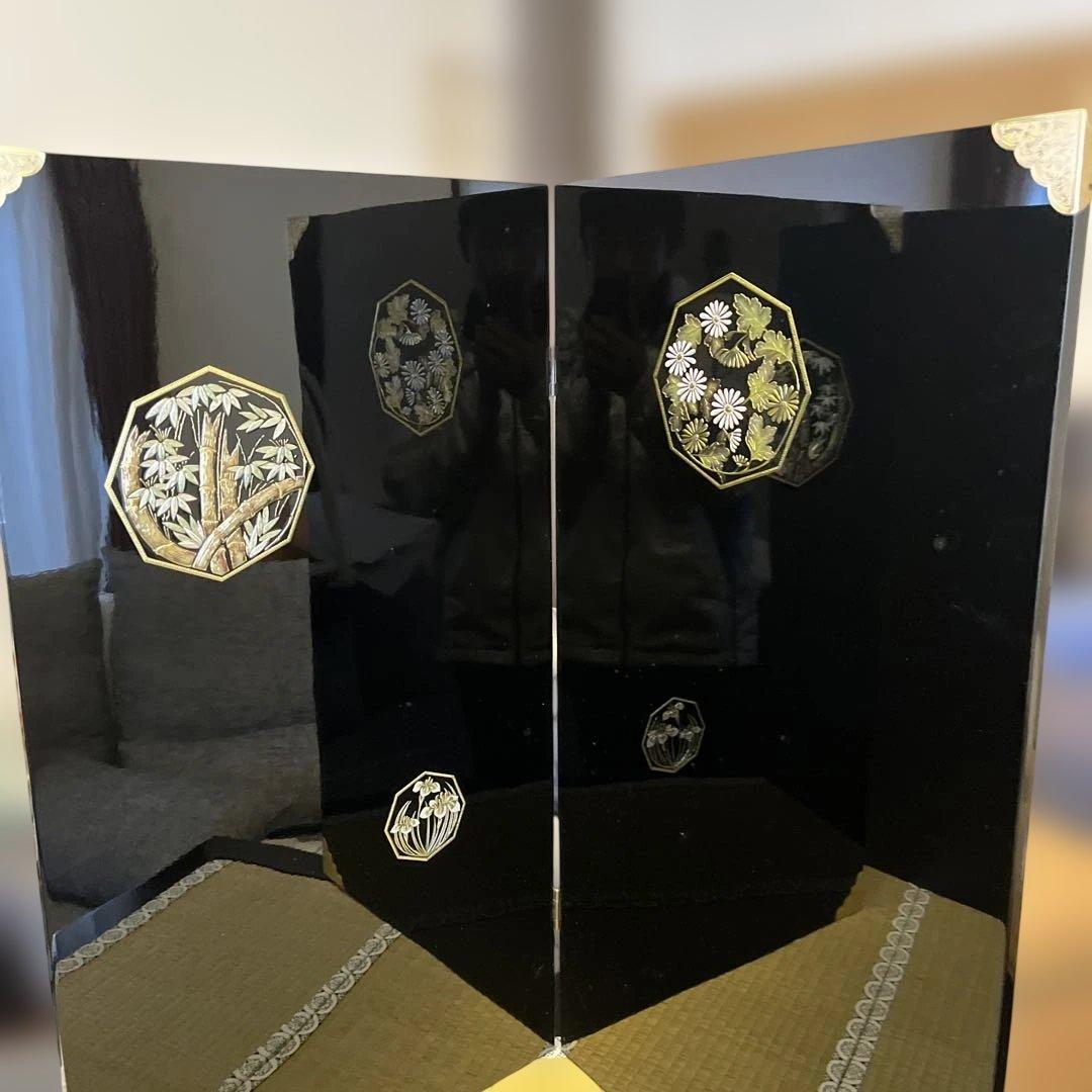 黒い4つ折り屏風 金色の花模様