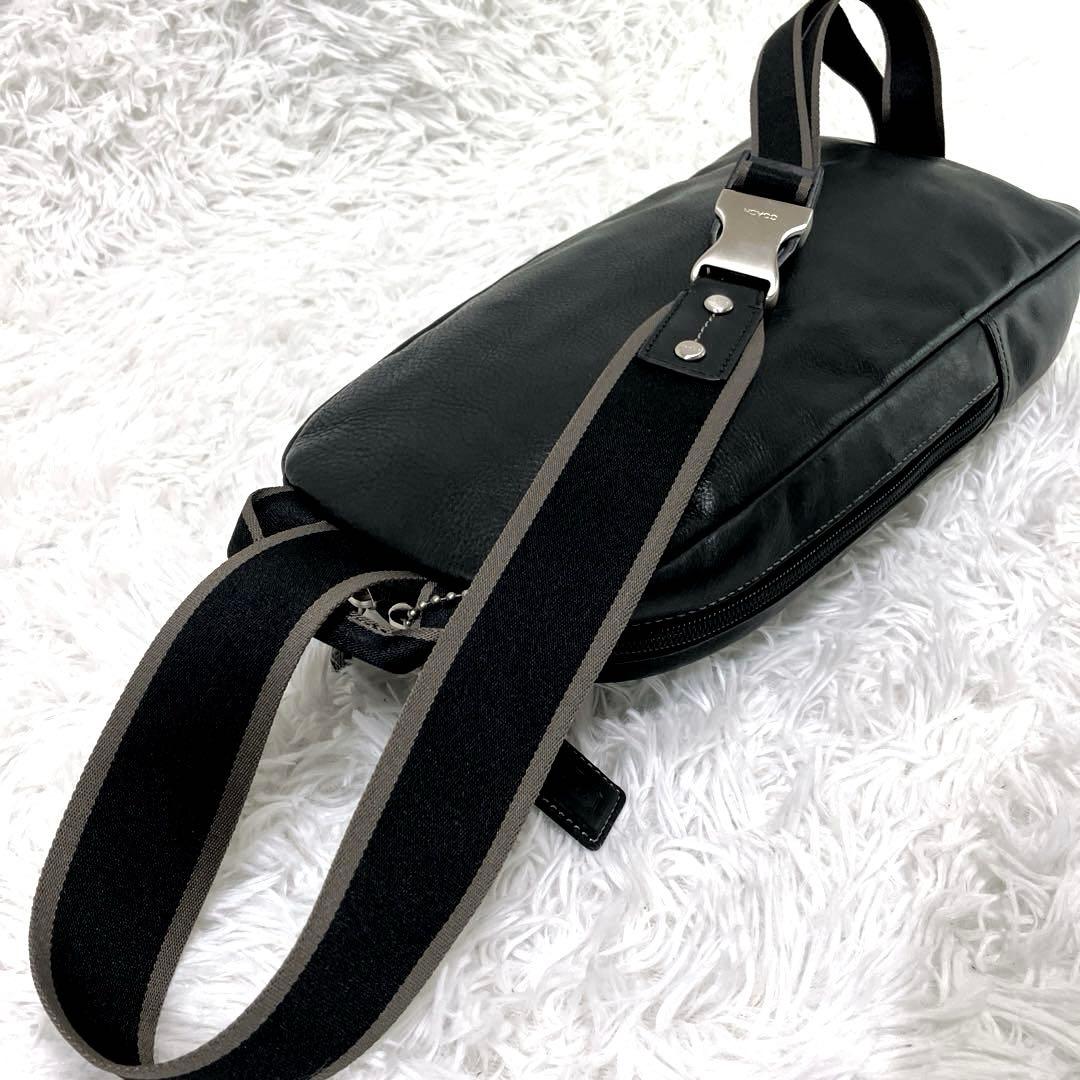 COACH　コーチ　レザーボディバッグ　縦型　チャーム付き　ブラック