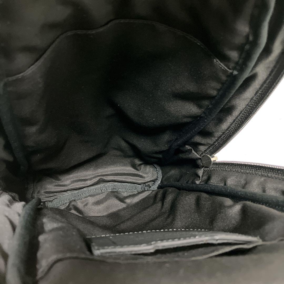 COACH　コーチ　レザーボディバッグ　縦型　チャーム付き　ブラック