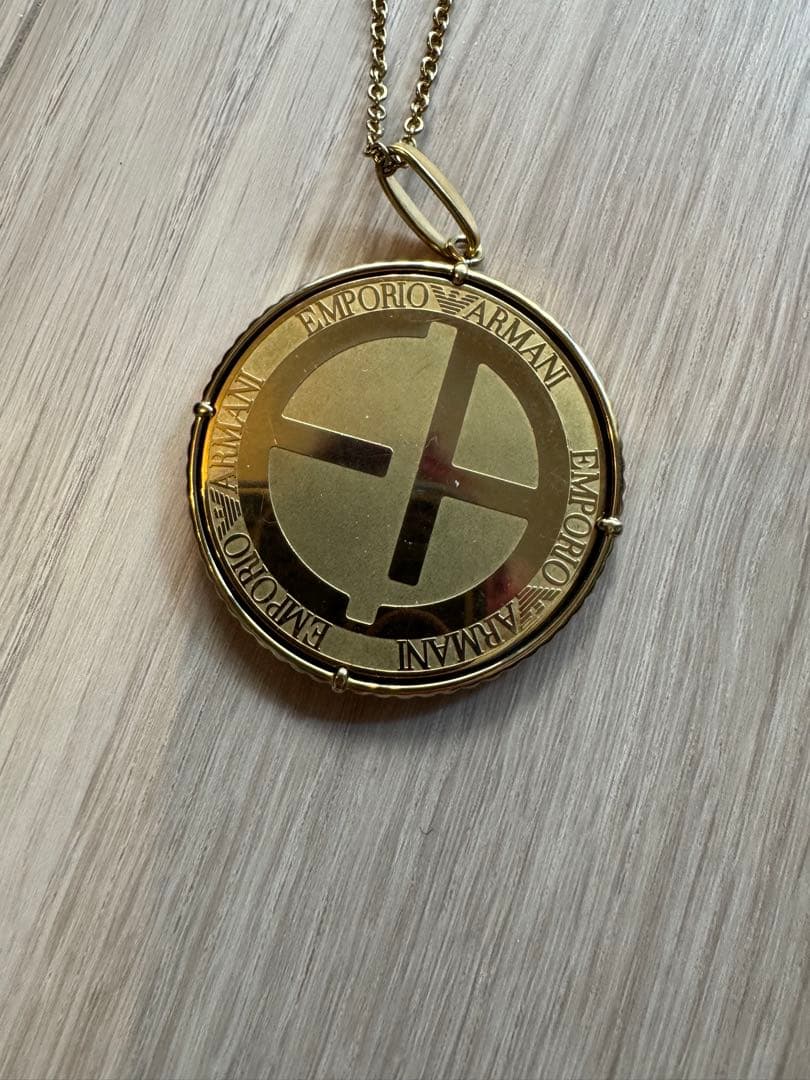 アロEmporio Armani ゴールドロゴペンダントネックレス