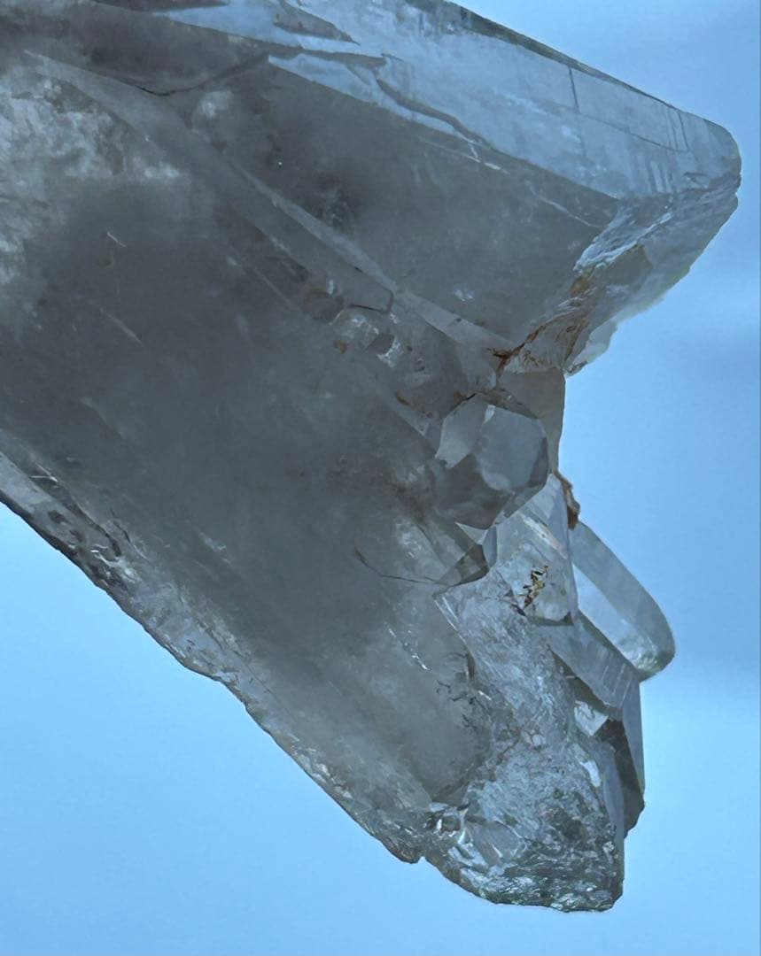 成長の軌跡を刻む ― 曲がり水晶 スモーキークォーツ 原石