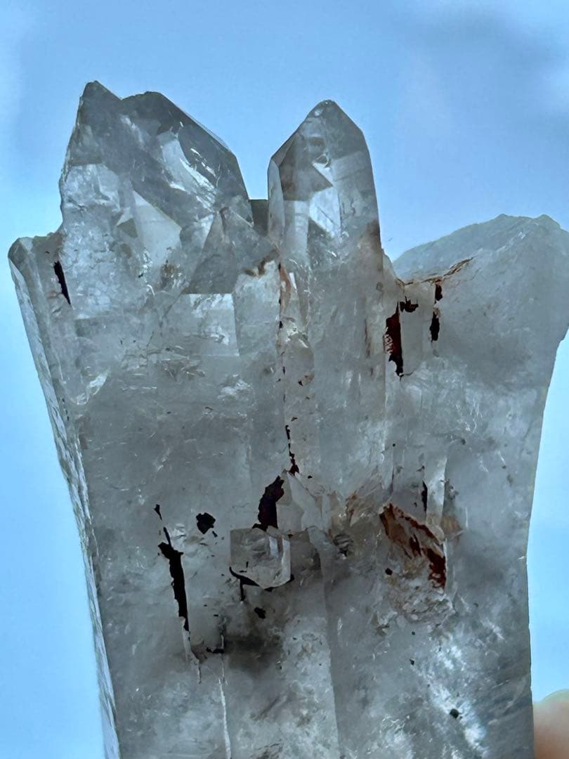 成長の軌跡を刻む ― 曲がり水晶 スモーキークォーツ 原石