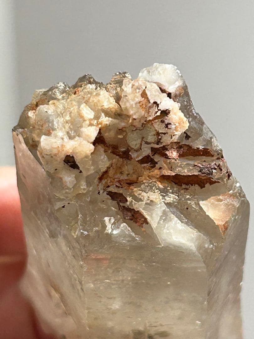 成長の軌跡を刻む ― 曲がり水晶 スモーキークォーツ 原石