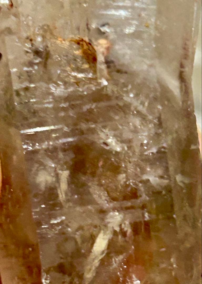 成長の軌跡を刻む ― 曲がり水晶 スモーキークォーツ 原石