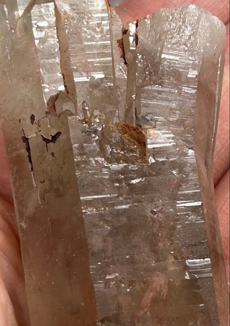 成長の軌跡を刻む ― 曲がり水晶 スモーキークォーツ 原石