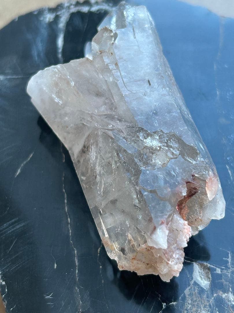 成長の軌跡を刻む ― 曲がり水晶 スモーキークォーツ 原石