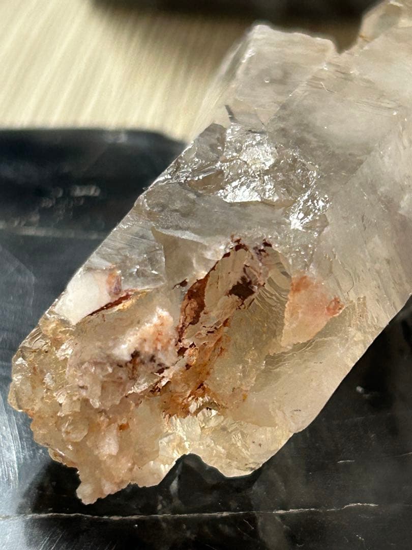 成長の軌跡を刻む ― 曲がり水晶 スモーキークォーツ 原石