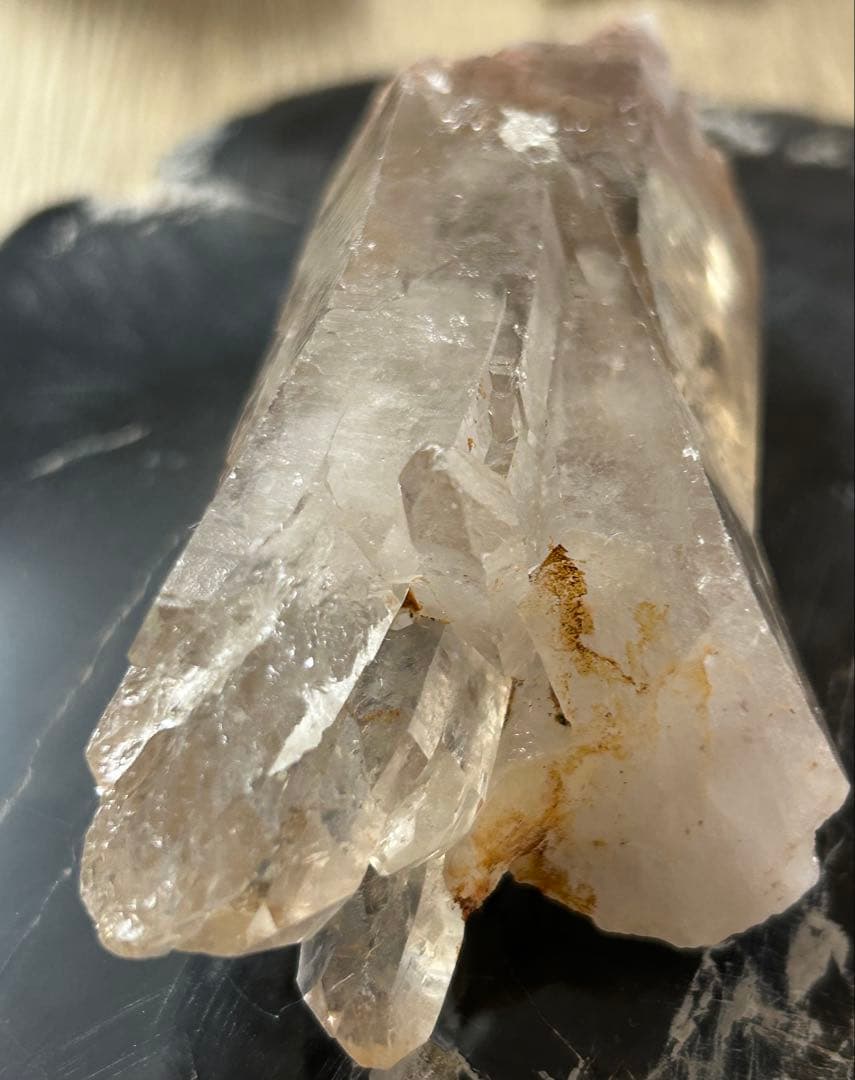 成長の軌跡を刻む ― 曲がり水晶 スモーキークォーツ 原石
