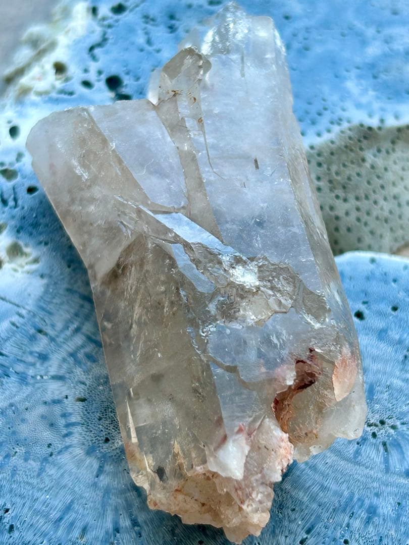 成長の軌跡を刻む ― 曲がり水晶 スモーキークォーツ 原石