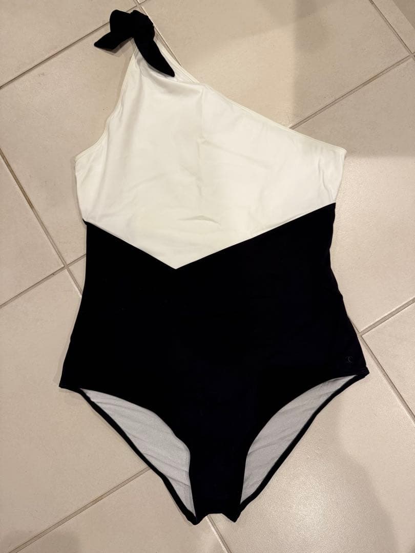 シャネル ワンショルダー水着 ホワイト/ブラック