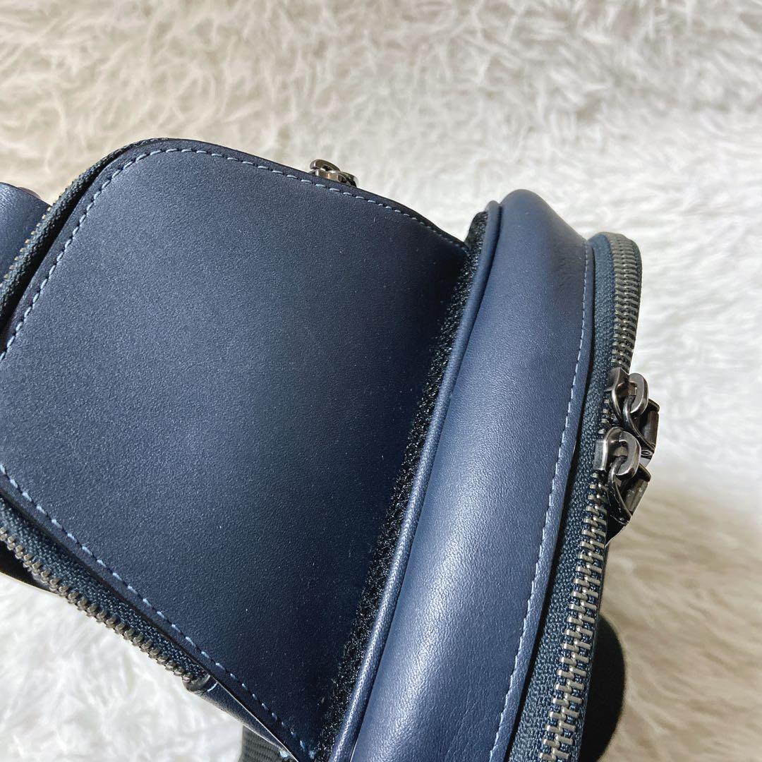 美品⭐️COACH コーチ　ボディーバッグ エンボス加工　メンズ　肩掛け　ネイビー