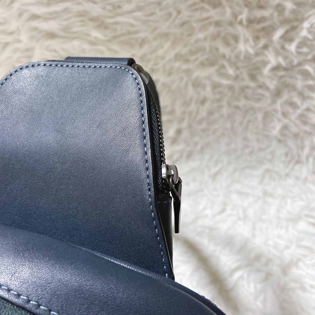 美品⭐️COACH コーチ　ボディーバッグ エンボス加工　メンズ　肩掛け　ネイビー