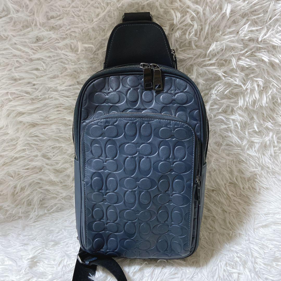 美品⭐️COACH コーチ　ボディーバッグ エンボス加工　メンズ　肩掛け　ネイビー