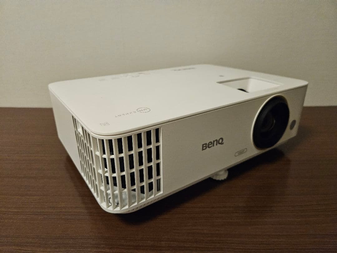 BenQ プロジェクター TH685