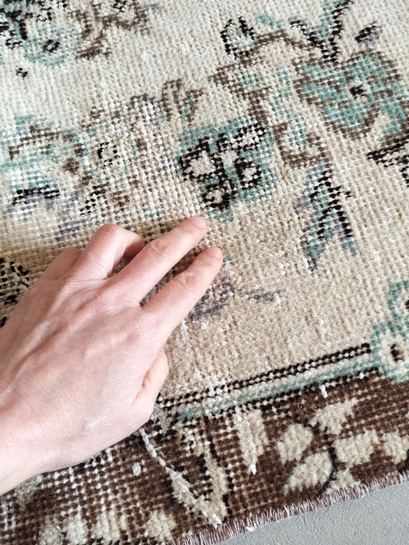 ブラウン・ベージュにくすみペールブルー　ヴィンテージトルコラグNo.725