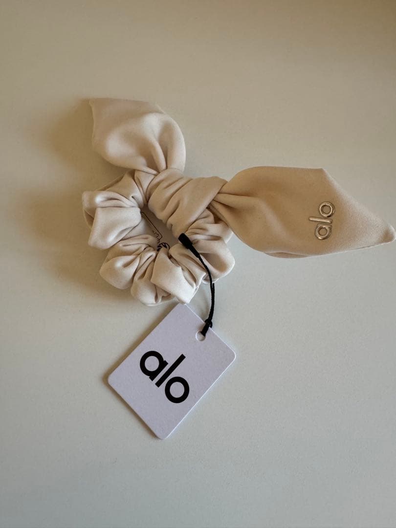 【正規品】 新品 alo アローヨガ ラブリボンシュシュ ホワイト