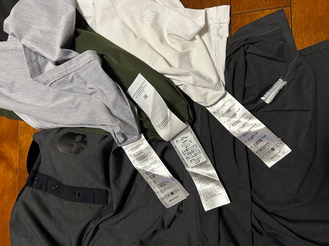 美品　ハイドロゲン　テニスTシャツ４枚・ショートパンツ・帽子セット