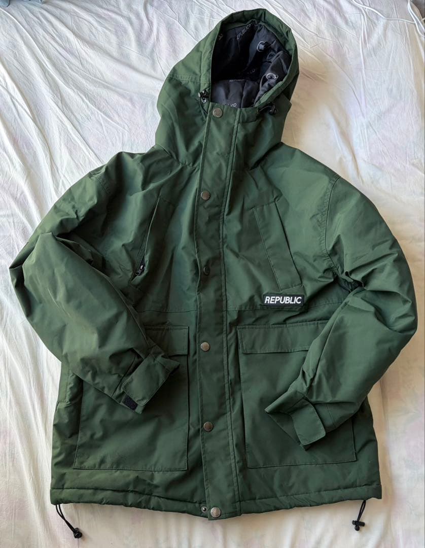 ダークグリーンジャケットとブラックパンツのスノボウェアセット