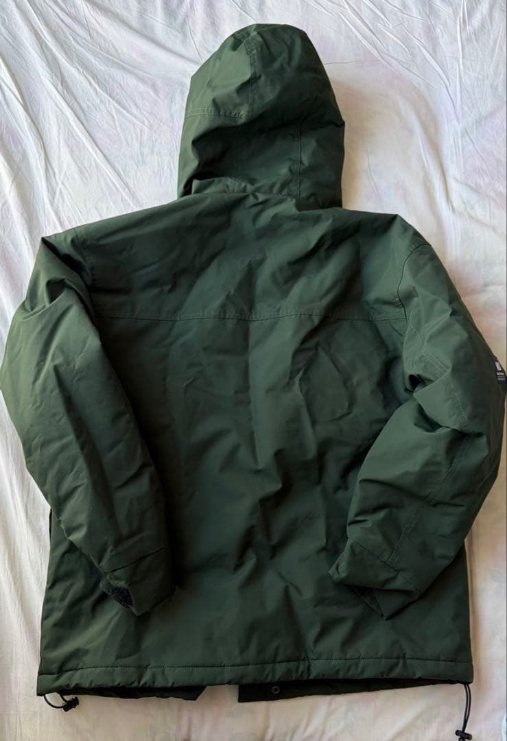 ダークグリーンジャケットとブラックパンツのスノボウェアセット