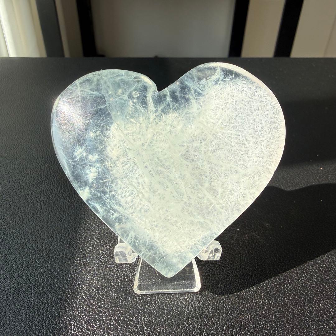 【にじいろ】天然石フローライトのハート　置物　台座付きNO.021307