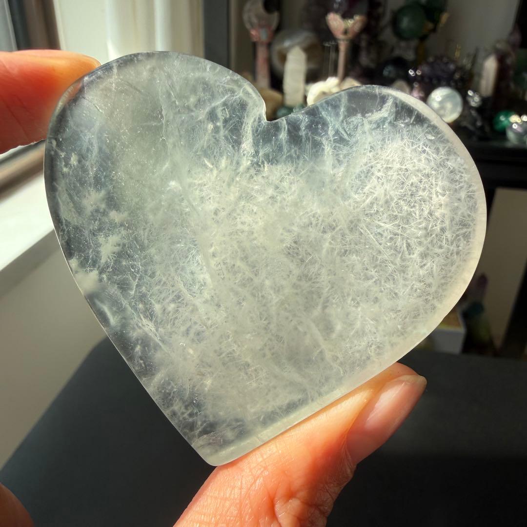 【にじいろ】天然石フローライトのハート　置物　台座付きNO.021307